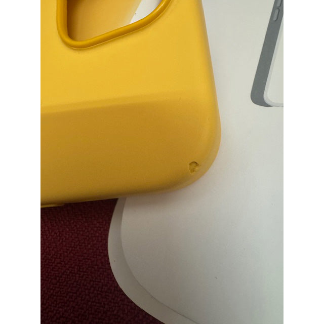 Funda original Apple silicona con MagSafe para Apple iPhone 15 amarillo *dañada*