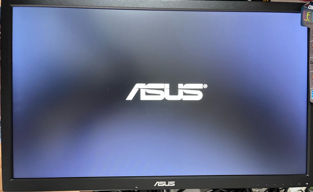 Monitor Asus VP228DE 21.5» LCD **Tiene un pixel fundido en el centro**.
