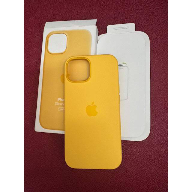 Funda original Apple silicona con MagSafe para Apple iPhone 15 amarillo *dañada*