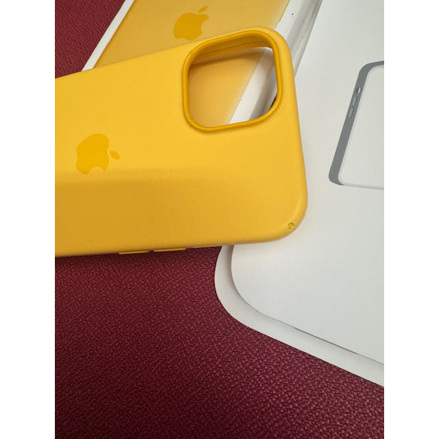 Funda original Apple silicona con MagSafe para Apple iPhone 15 amarillo *dañada*