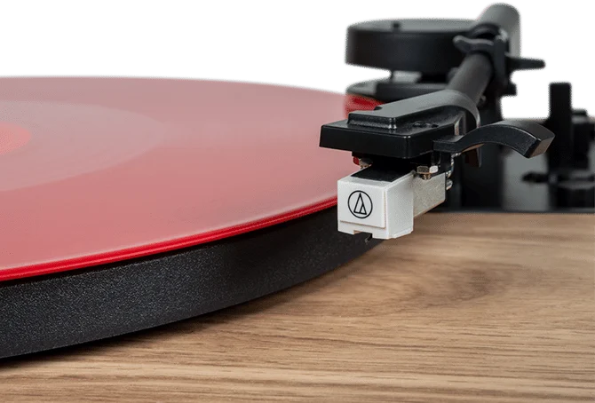 Thomson MIC300TT, primer plano de la aguja y cápsula Audio-Technica sobre el vinilo